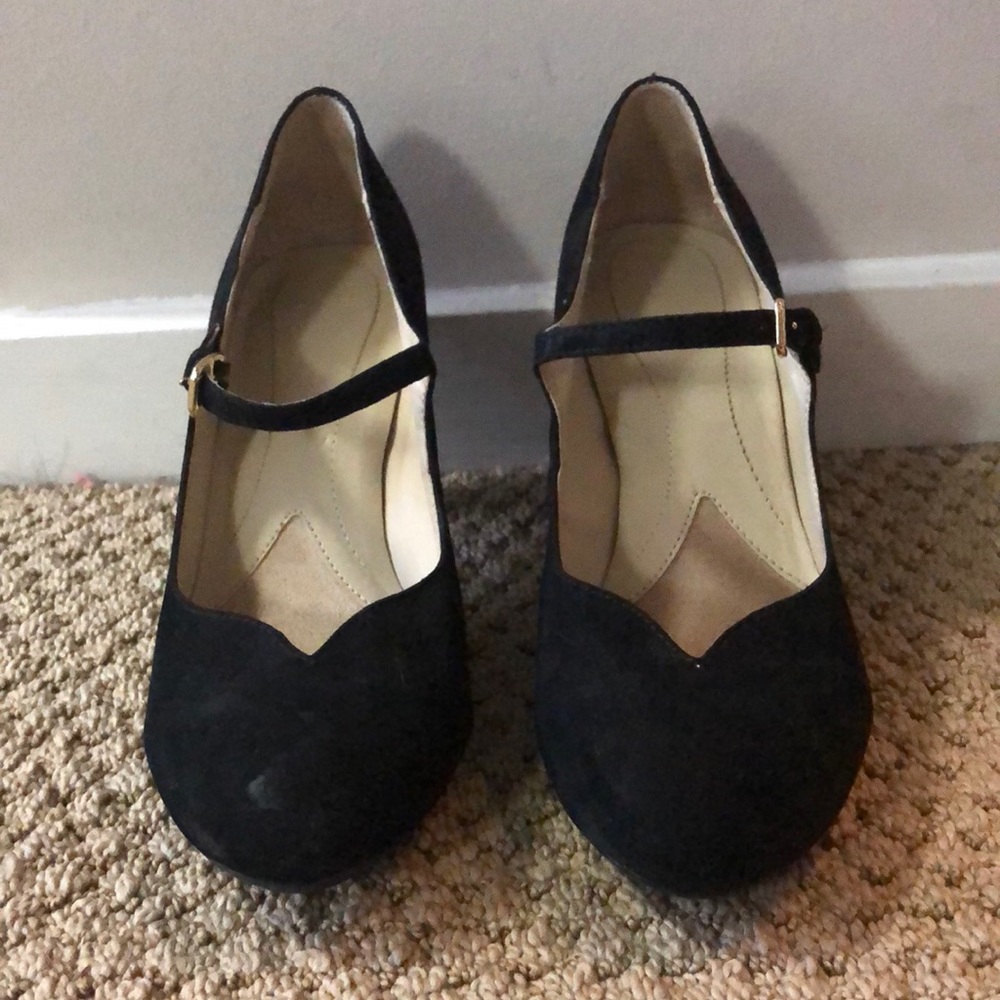 Black suede Naturalizer heels